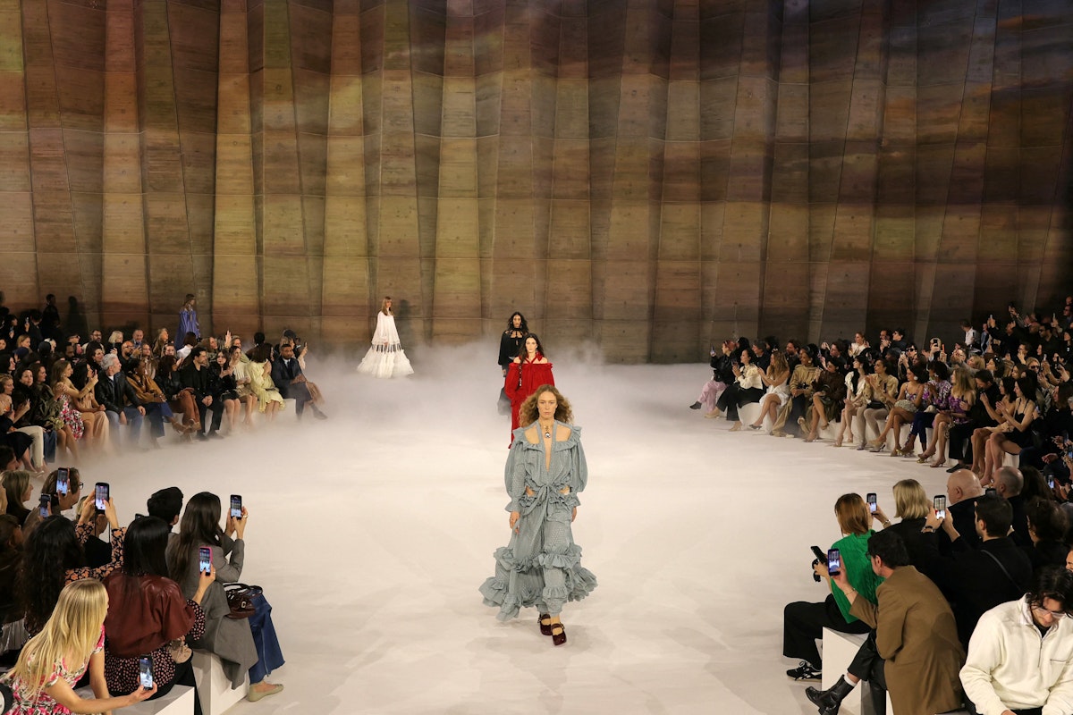 For Chlo&eacute; Fall/Winter 2026, Chemena Kamali Weaves an Ode to Humanity
