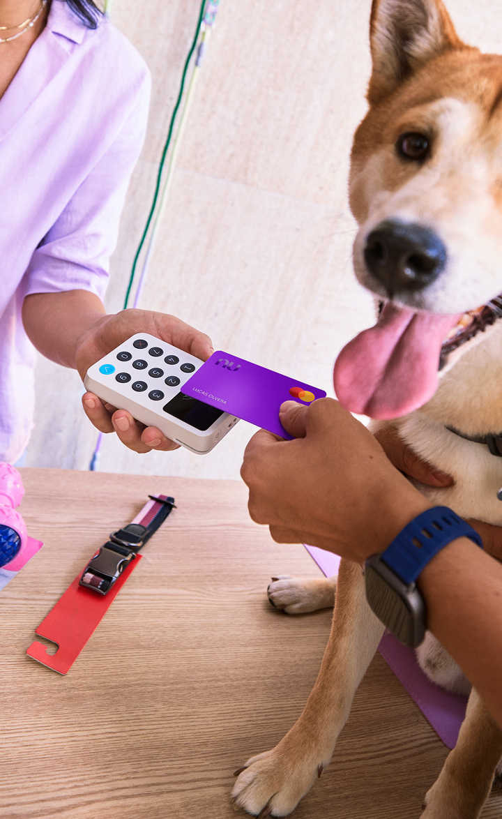 Cliente paga con tarjeta en tienda de mascotas junto a su perro