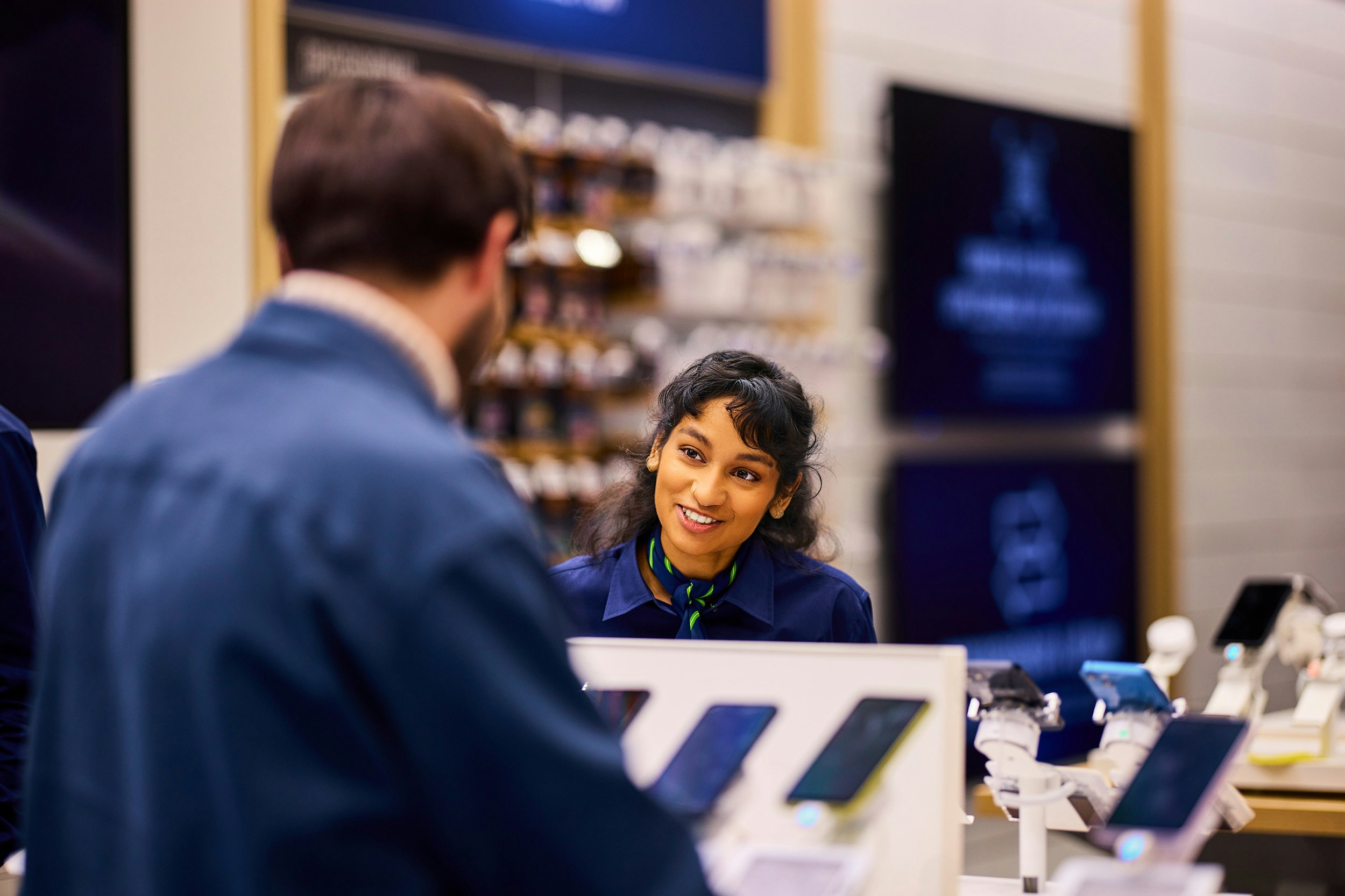 Elko starfsmaður að afgreiða