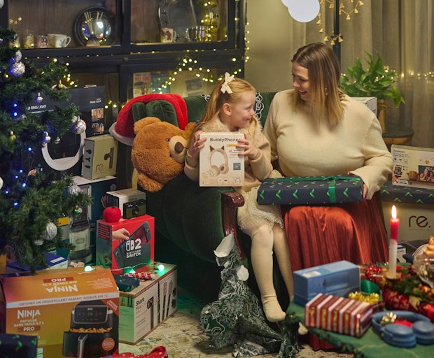 ELKO jól mamman og stelpan með BuddyPhones