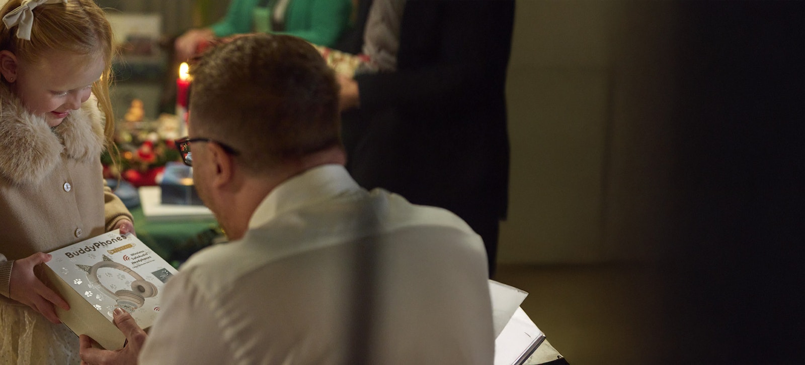 Jolaherferð stelpan með heyrnartól Buddyphones