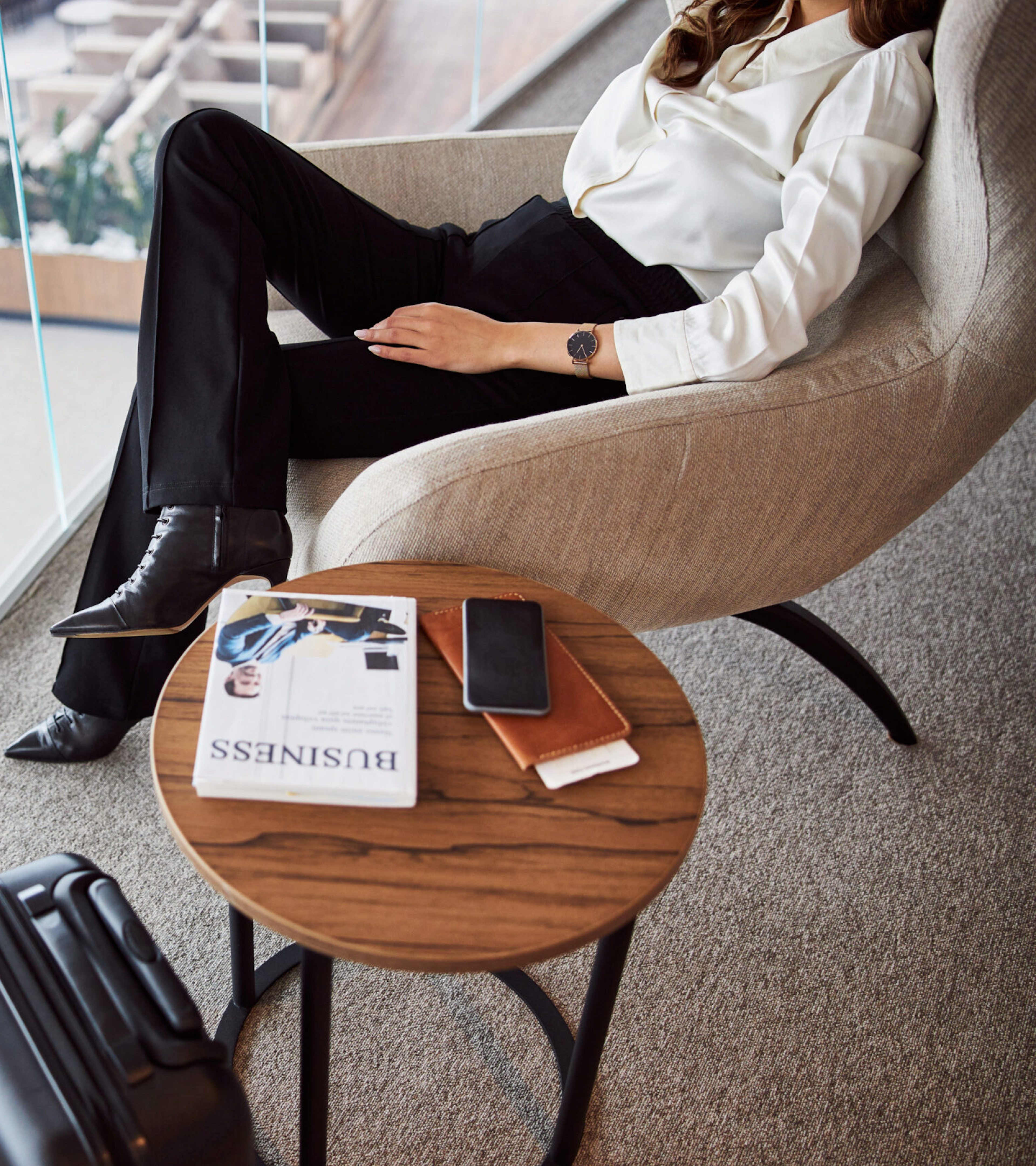 https://www.datocms-assets.com/40358/1612270492-woman-chair.png