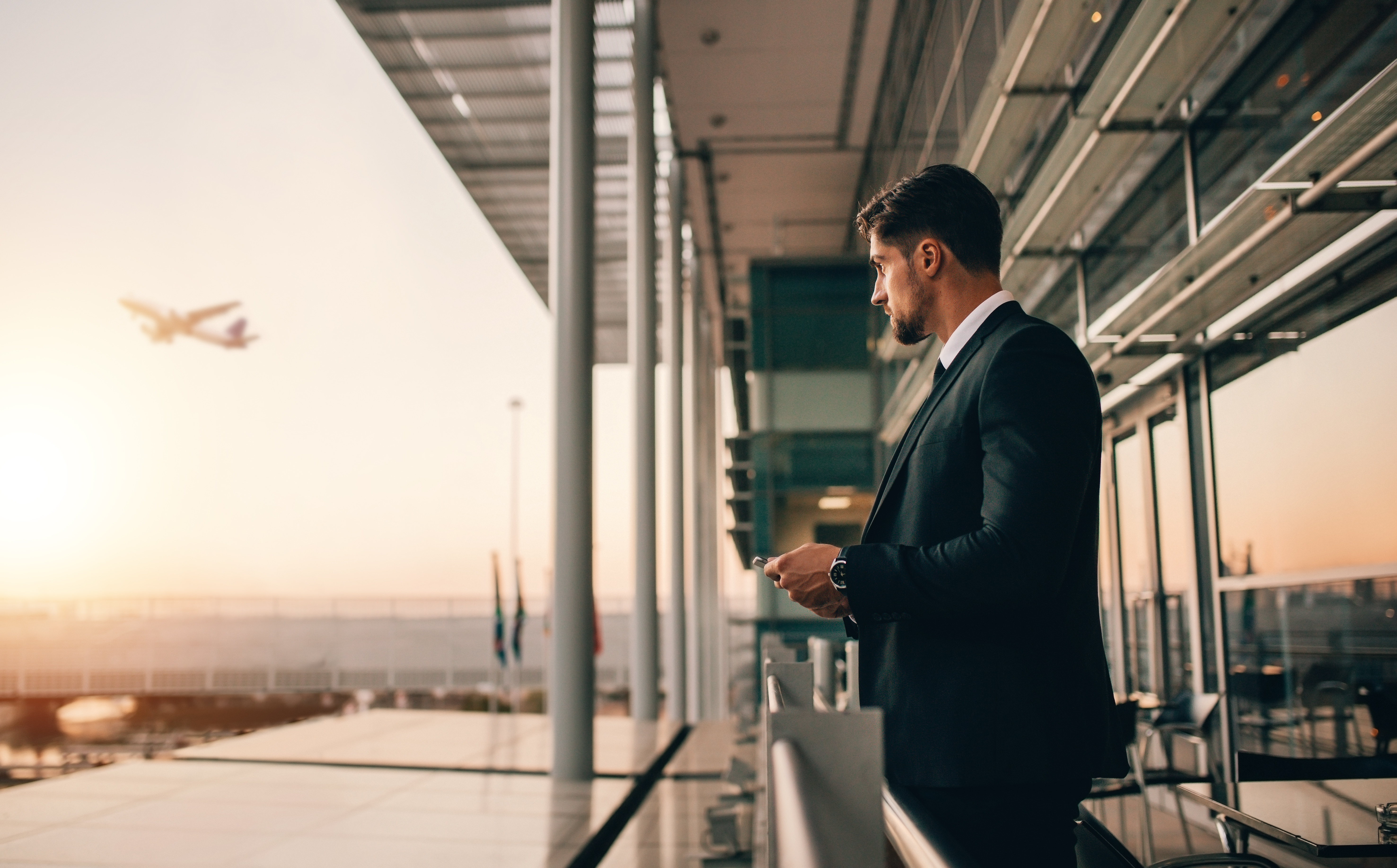 https://www.datocms-assets.com/40358/1621095475-man-watching-a-plane.jpg?auto=format&crop=focalpoint&fit=crop&fp-x=0.59&fp-y=0.35&h=675&w=530