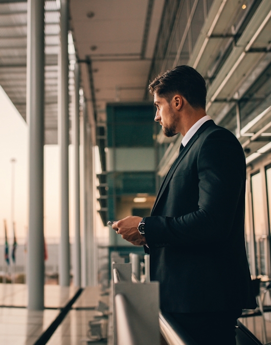 https://www.datocms-assets.com/40358/1621095475-man-watching-a-plane.jpg?auto=format&crop=focalpoint&fit=crop&fp-x=0.59&fp-y=0.35&h=675&w=530