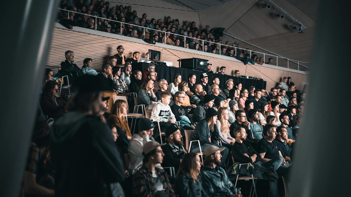 Ein Raum voller Menschen, die sich einen Film auf dem Freeride Film Festival ansehen.