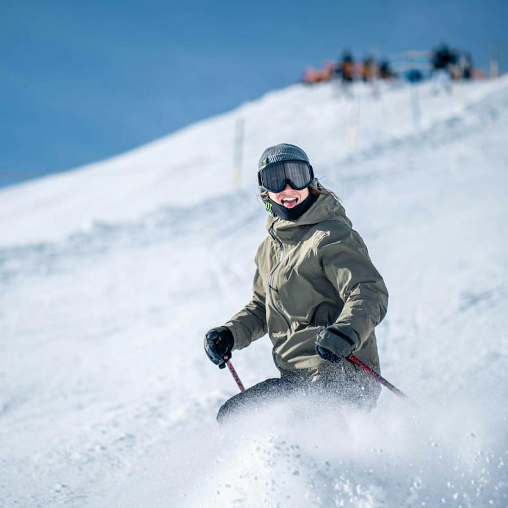 Sarah Hoefflin sprays snow on her skis