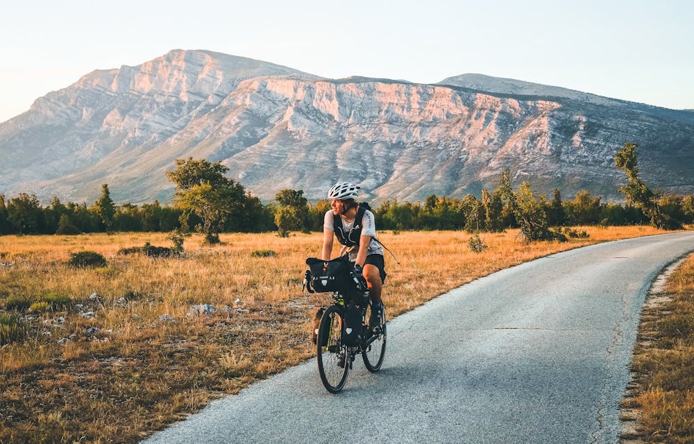 Voyager sans limites: Tobias Renggli sur le cyclisme, l'alpinisme et l'expérience de la nature