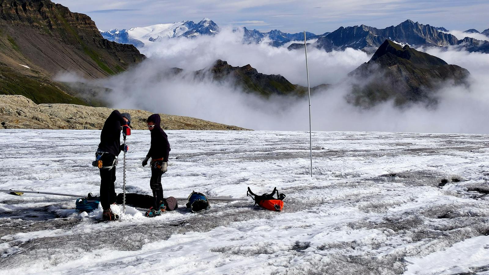 Durch den schnellen Gletscherrückgang werden eindrückliche Abflusskanäle unter dem Eis begehbar, wie hier am Rhonegletscher (VS). (Foto: M. Huss) Matthias Huss