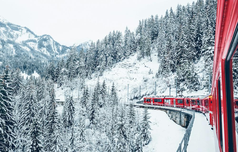 Über 50 % der Treibhausgasemissionen eines Skitags entfallen auf die An- und Abreise