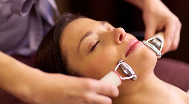 Woman having hydradermie facial treatment in spa