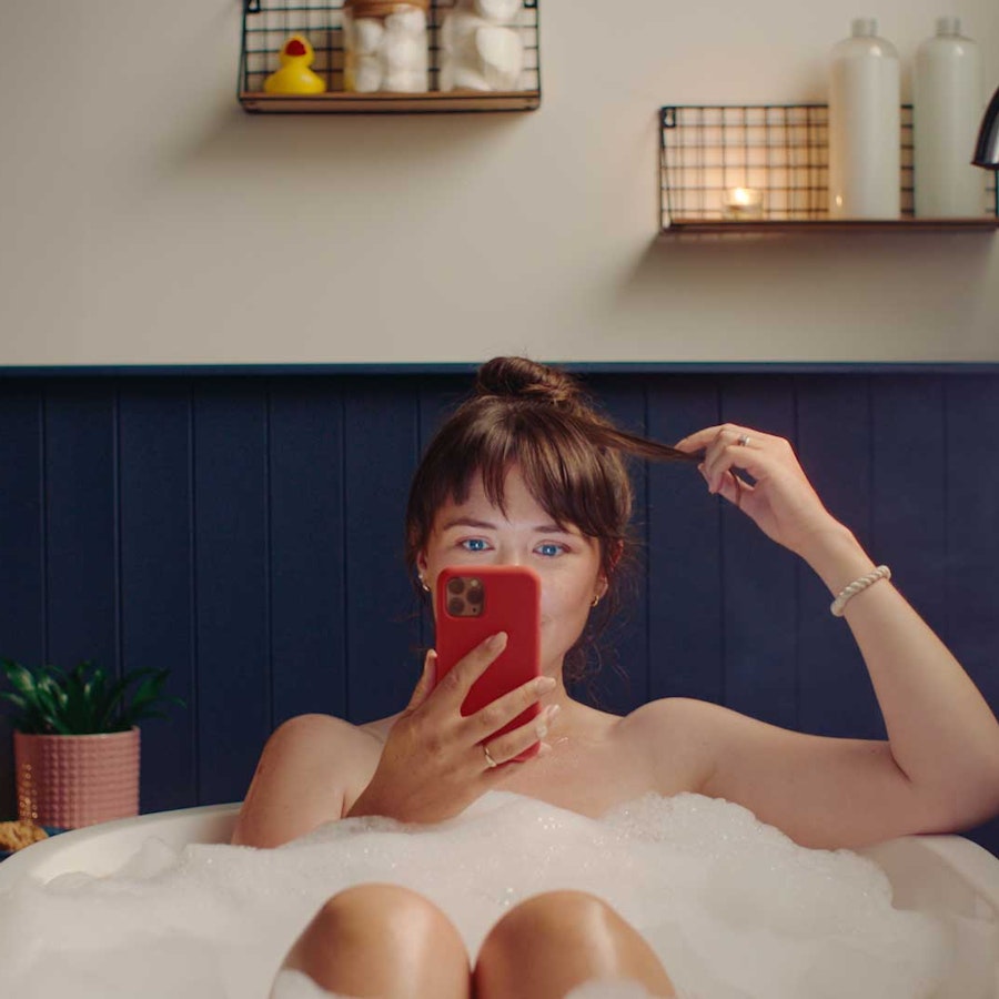 Image of main character of buzz bingo commercial by Fat Free in the bath playing live bingo