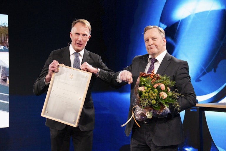 Tapio Pajuharju, CEO and Arto Liikanen chief shop steward receiving the award