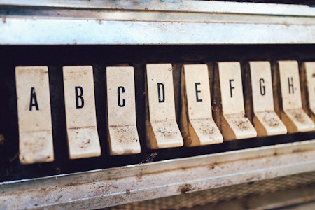 Photographie en gros plan de touches de lettre jukebox marron