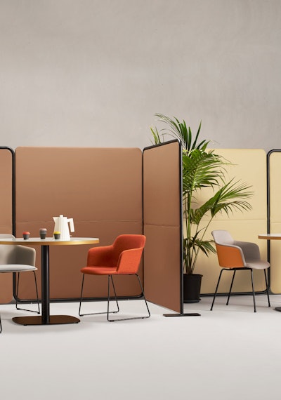 Poltroncina con braccioli interno in PP imbottito Sedia in polipropilene