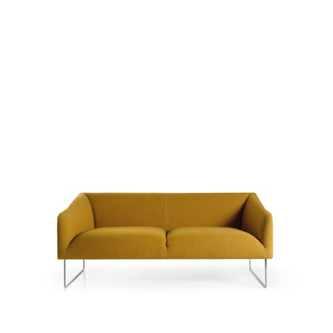 Divano Thank con cinghie elastiche che aumentano il comfort Divano Thank frontale su sfondo bianco
