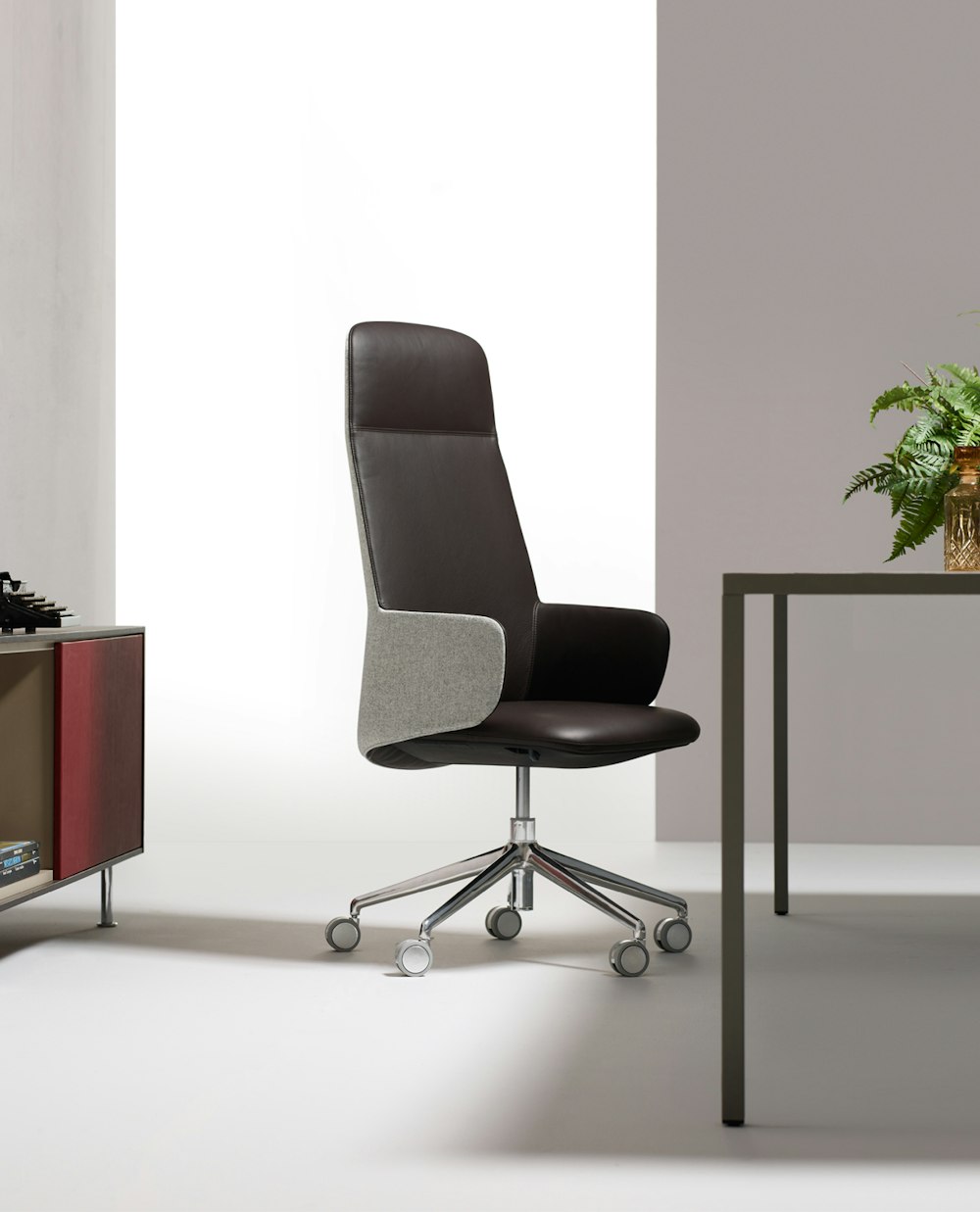 Deep Executive armchair welcoming dimensions reduced thicknesses Deep Executive armchair in front of a table in profile
