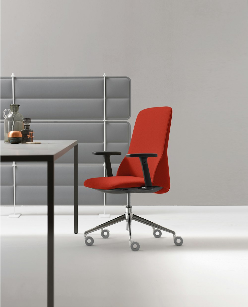Poltrona Deep Managerial rossa in una collocazione tipica