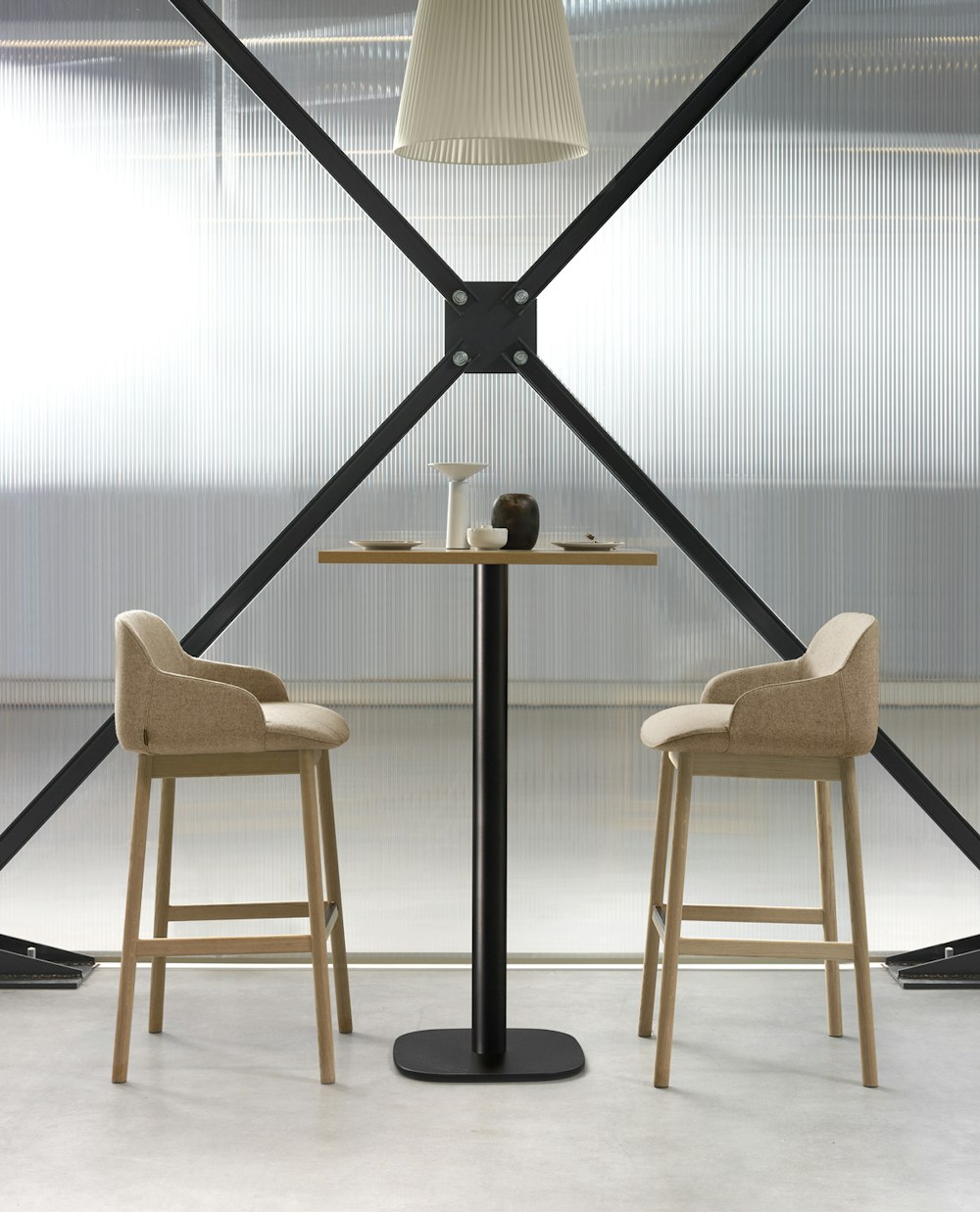 Deep stool sgabello versione fissa Sgabelli Deep Stool posti frontalmente con in mezzo un tavolino alto
