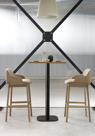 Deep stool stool fixed version Deep Stools placed frontally with a high coffee table in the middle