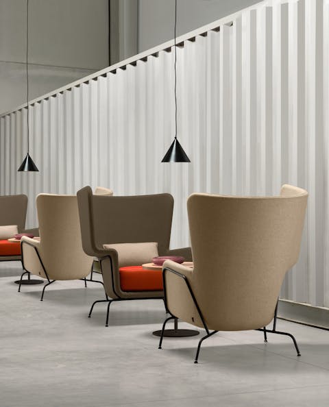 Longue Hip armchair has the shape of a shell Mirror arrangement of Hip armchairs in a lounge