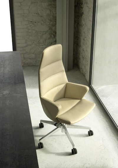 Seduta direzionale da scrivania Hyway  Poltrona beige Hyway collocata vicino ad una scrivania rivolta verso la luce