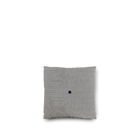 Cuscino con bottone centrale texture a quadretti Cuscino con texture a quadretti su sfondo bianco