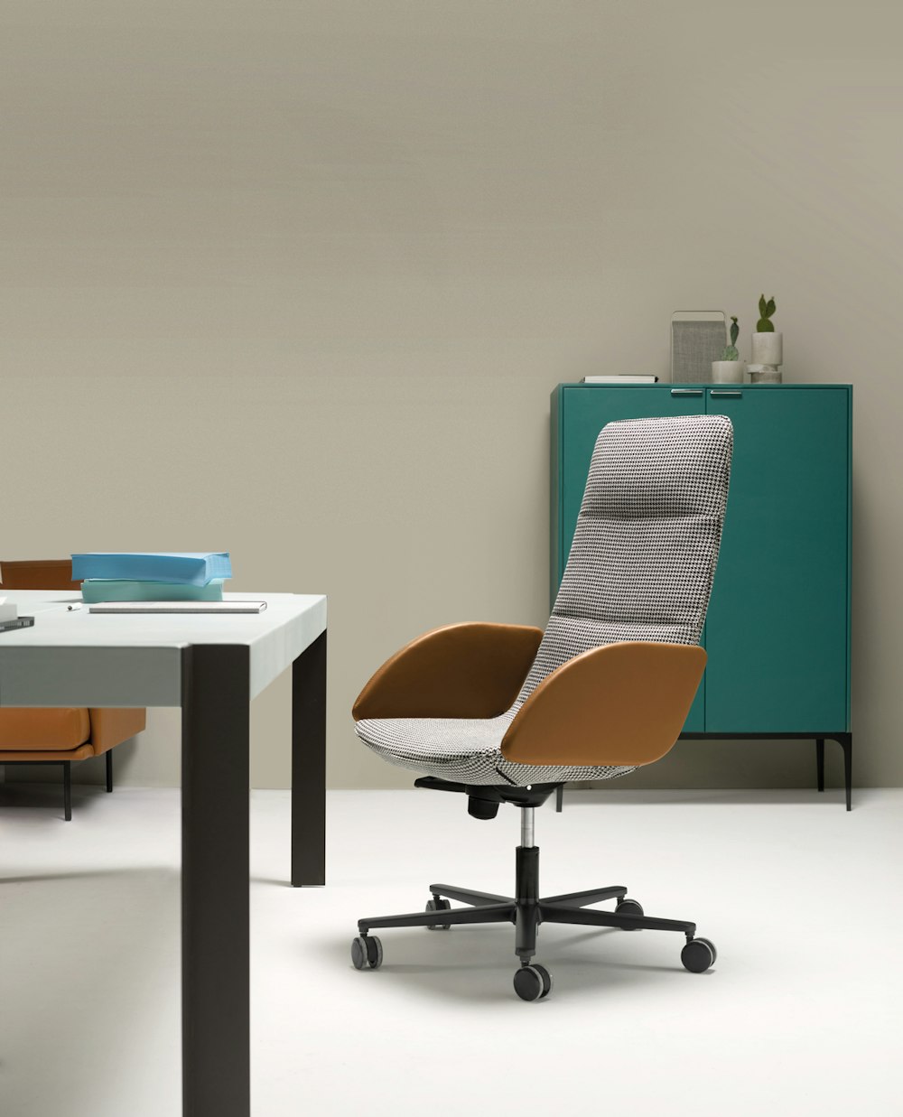 Amelie armchair with upholstered back Example of placement of the Amelie Armchair in a studio