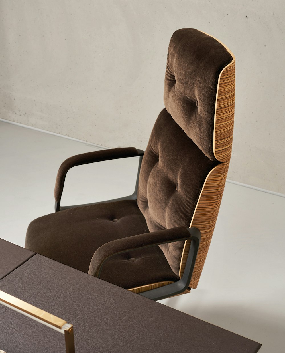 Charles Wood con imbottitura e cuciture orizzontale Poltrona Charles Wood in diagonale che risalta le cuciture e i dettagli stilistici