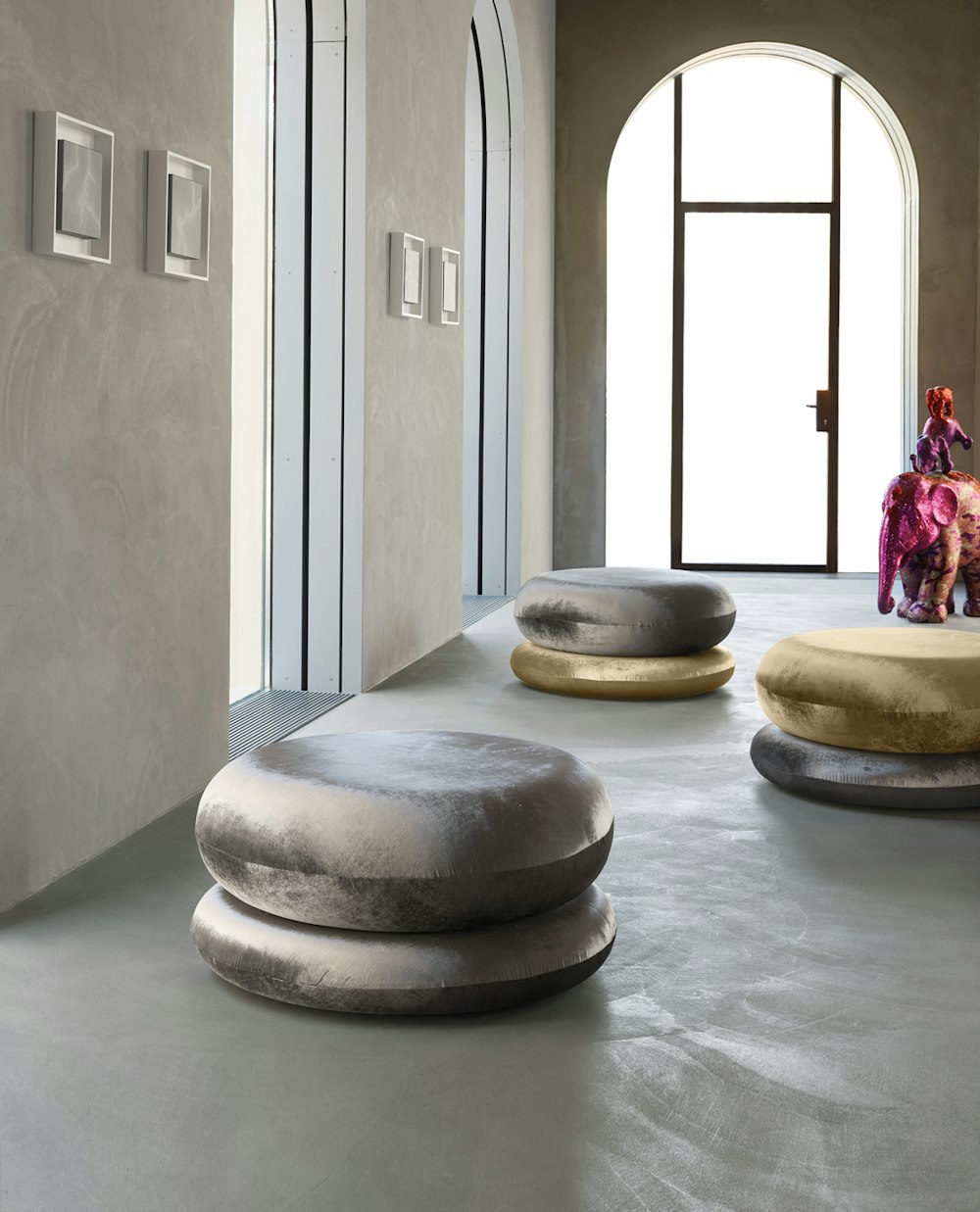Collocazione di pouf di diverse colorazioni in una stanza luminosa