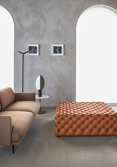 Pouf Charme sofisticato ed elegante Salotto in cui sono stati disposti un divano e un Pouf Charme