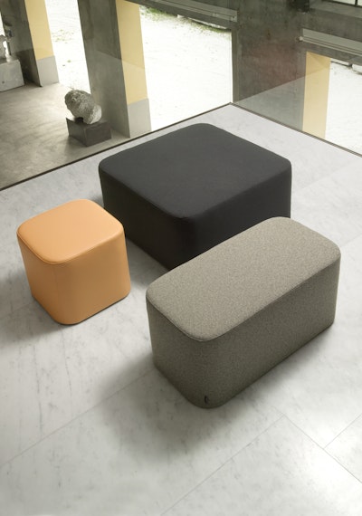 Pouf stondati dai volumi generosi Point Q Esempio di disposizione in una sala dei pouf Point Q