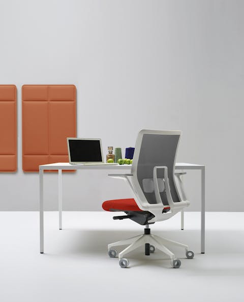 EN1335 certified armchair with synchron mechanism Certified operating chair 8 hours at the computer in front of a computer station