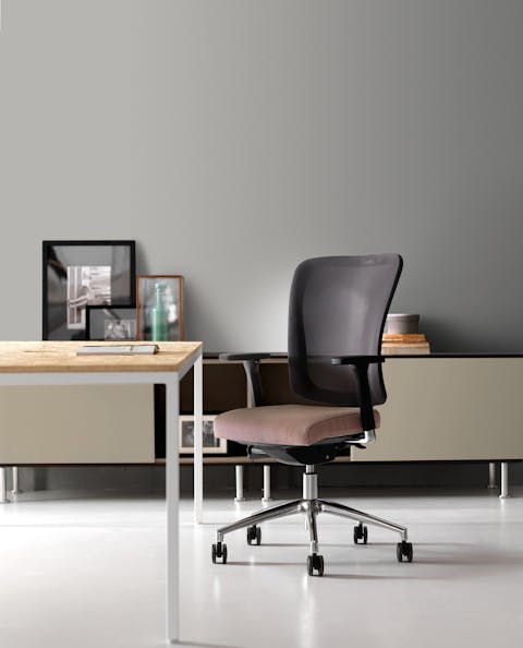 Evoque 3.0 is the new advanced operating chair Example of scene with Evoque armchair and desk