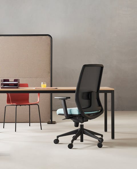 Honey innovative task seat Honey armchair positioned in front of the desk