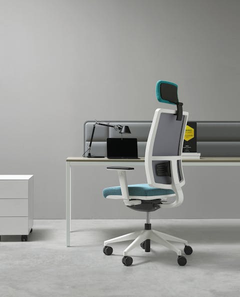 The back of the Sugar seat is made with a mesh membrane Sugar seat positioned in a working environment