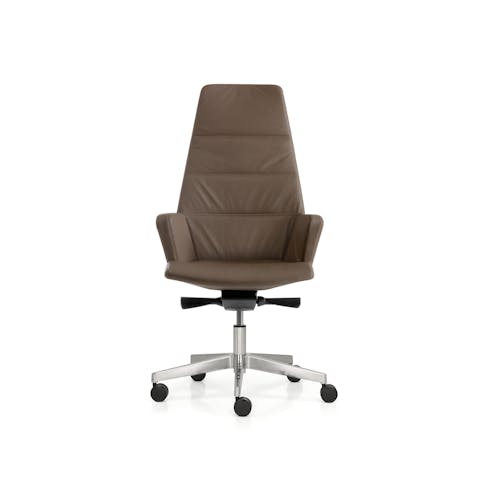 Poltrona da ufficio direzionale avanzata Hyway massimo confort Poltrona da ufficio Hyway marrone in primo piano su sfondo bianco