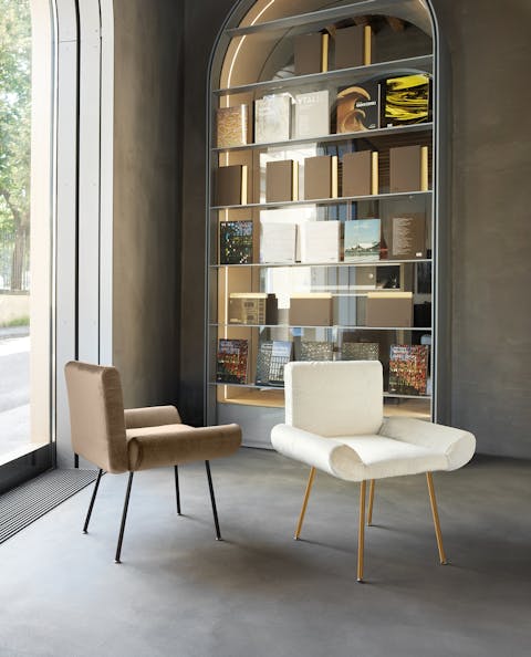 Ginevra armchair is a symbol of refined design Poltroncine Ginevra disposte in una sala luminosa elegante