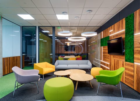 Progetto di Quinti per Oriflame Sweden La sala d'attesa della sede bulgara di Oriflame Sweden con poltroncine, pouf ignifughi certificati, divani e tavolini