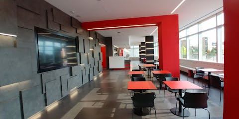 Sedute nere e tavolini rossi abbinate al tema Milan