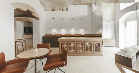 The Dimora di Metallo furnished by Quinti Hall of the elegant Dimora di Metallo personalized with Quinti seats