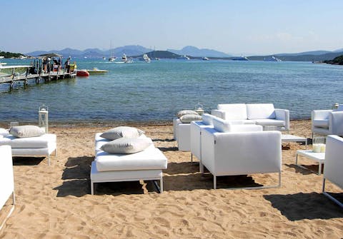 Divani Quinti in spiaggia vista mare 