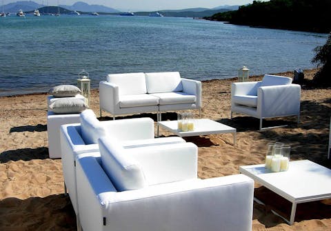 Un' altra vista dei divani Quinti in spiaggia