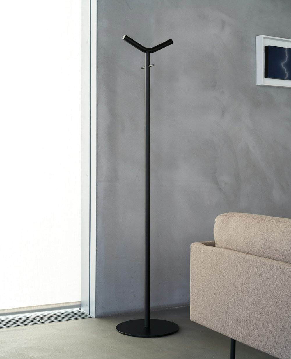 Pratici e moderni appendiabiti Quinti  Appendiabito disposto in una stanza vicino al divano