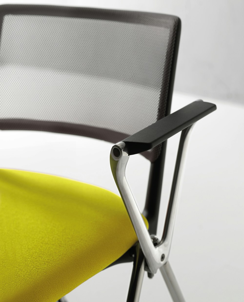 Focus sui dettagli strutturali e stilistici della seduta Drop