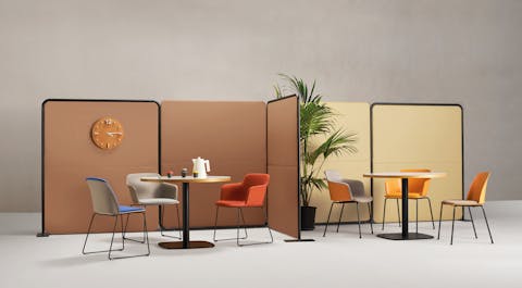 Esempio d'uso di sedie deep Scena che mostra l'uso delle sedie deep in un contesto hospitality