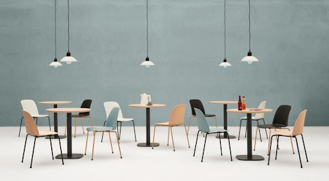 Un'esempio d'uso delle sedie Deep Plastic nel settore hospitality, accompagnate dai tavolini Tables