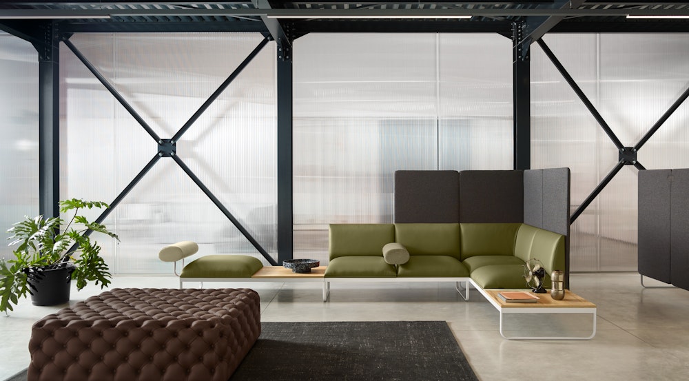 Un ampio salotto arredato con Pouf Charme e divani Quinti 