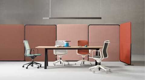 Computer certified 8h operating chairs Quinti's EN1335 certified office armchairs in front of a table.