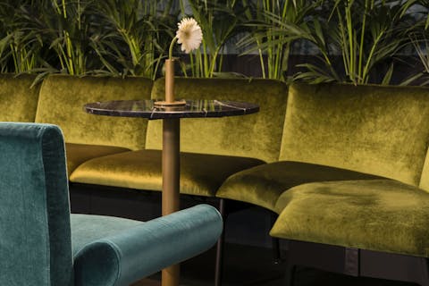 Quinti cura la presentazione della scena al dettaglio Quinti cura la presentazione della scena al dettaglio