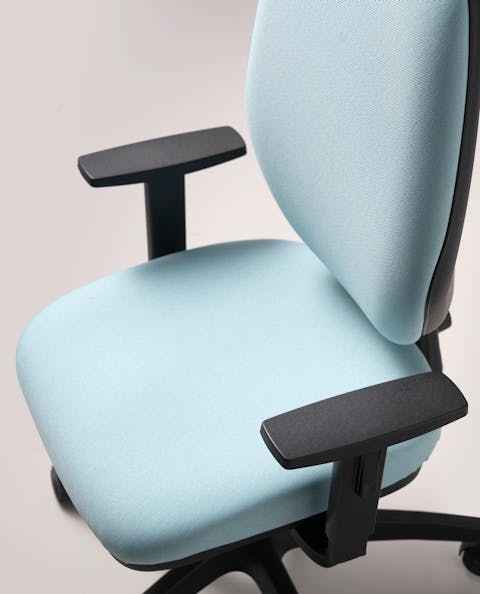 Certified operating chair P. Plus for 8 hours on the computer Detail of the adjustable armrests of the executive chair P.Plus certified EN1335